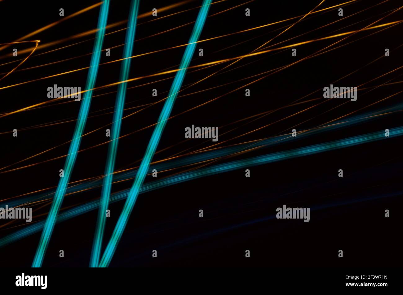 Arrière-plan abstrait avec lumières fluo lumineuses - composition lumineuse élégante. Chaînes lumineuses sur fond noir. Illustration et graphique Banque D'Images