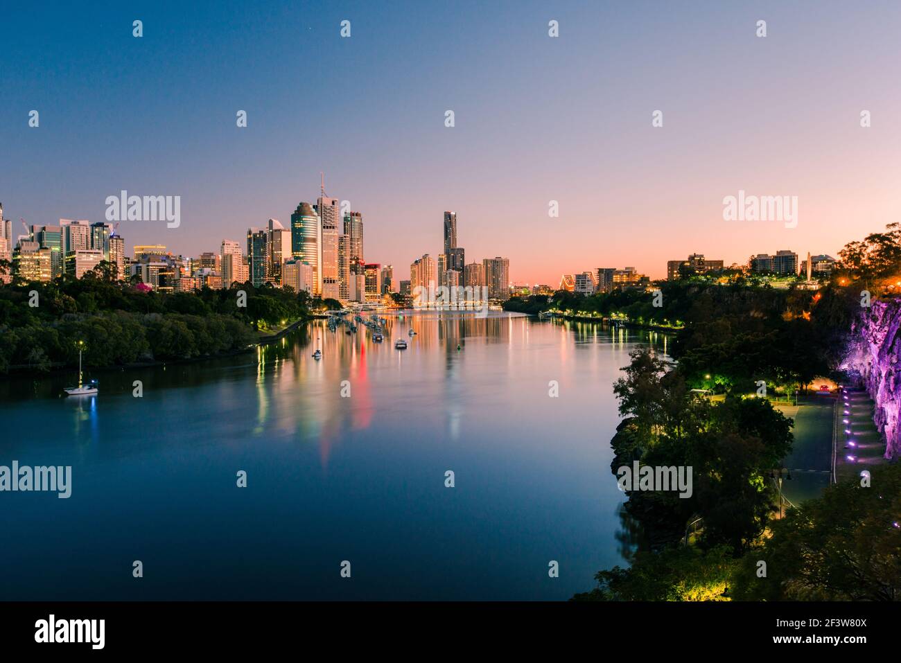 La ville et la rivière de Brisbane ont vue depuis Kangaroo point. Brisbane est la capitale de l'État du Queensland, en Australie. Banque D'Images