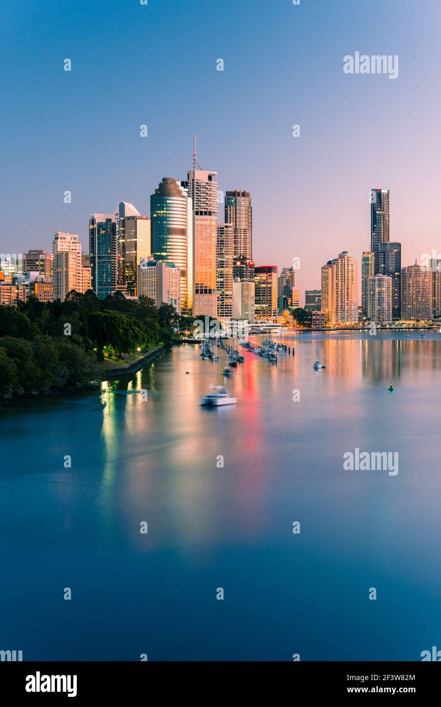 La ville et la rivière de Brisbane ont vue depuis Kangaroo point. Brisbane est la capitale de l'État du Queensland, en Australie. Banque D'Images