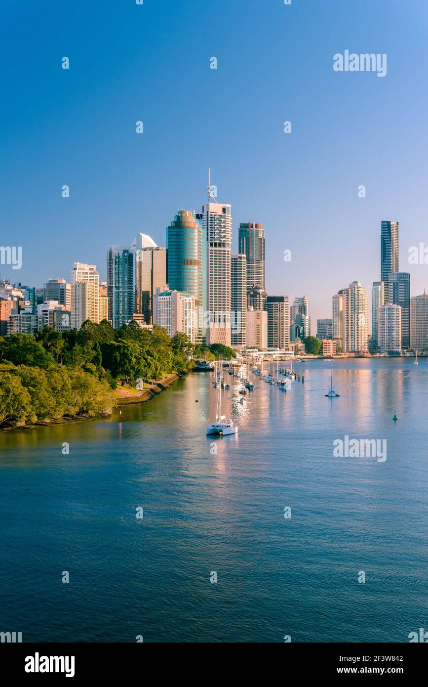 Vue du matin sur la ville et le fleuve de Brisbane depuis Kangaroo point. Brisbane est la capitale de l'État du Queensland, en Australie. Banque D'Images