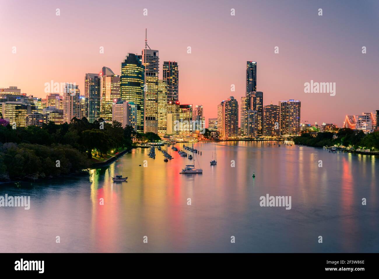 Les bâtiments de la ville de Brisbane et la rivière sont vus au coucher du soleil depuis Kangaroo point. Brisbane est la capitale de l'État du Queensland, en Australie. Banque D'Images