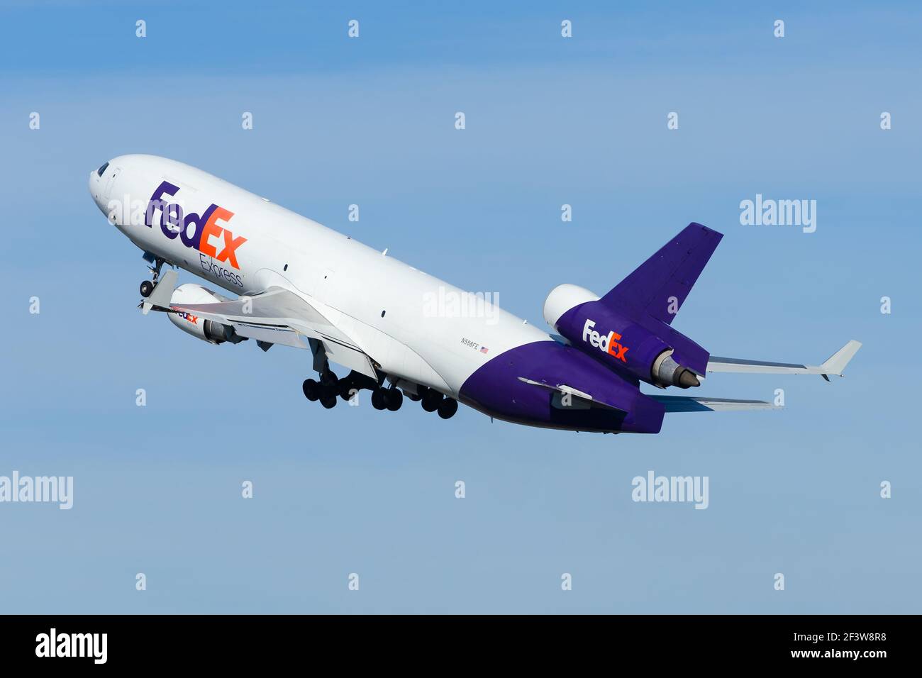 Avion cargo FedEx McDonnell Douglas MD-11F décollage de l'aéroport d'Anchorage. Avion de transport Federal Express MD11. Avion N588FE en montée raide. Banque D'Images