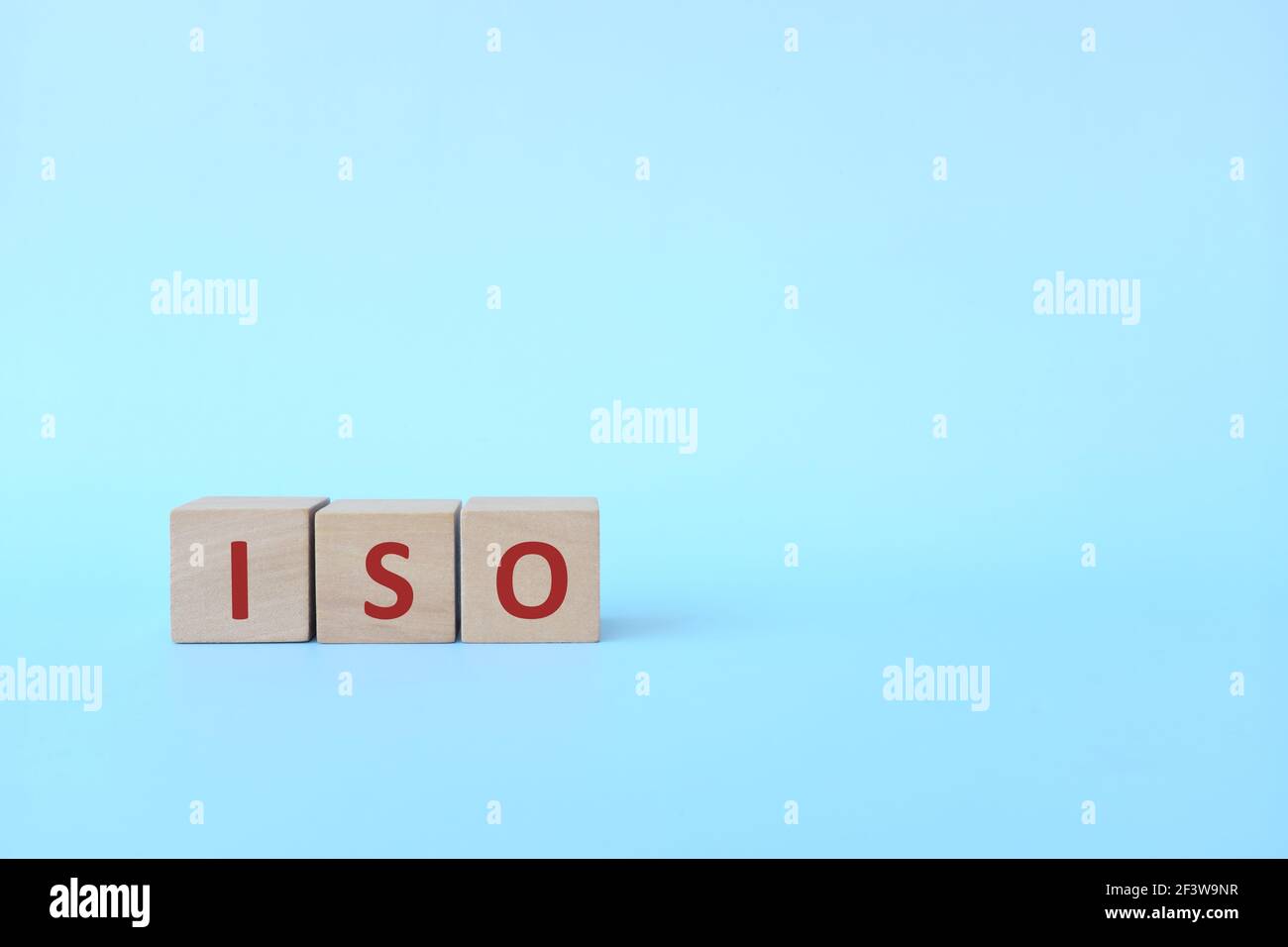 Acronyme ISO ou Organisation internationale de normalisation sur des blocs de bois sur fond bleu. Banque D'Images