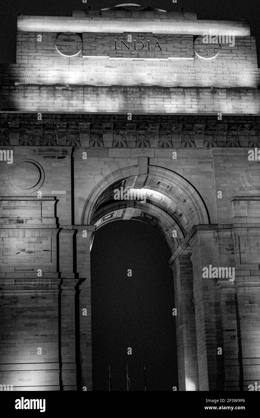 Vue en soirée de la porte de l'Inde à Delhi Inde, vue de la porte de l'Inde avec Tri Color au sommet, vue complète de l'architecture de la porte de l'Inde pendant la soirée à l'intérieur Banque D'Images