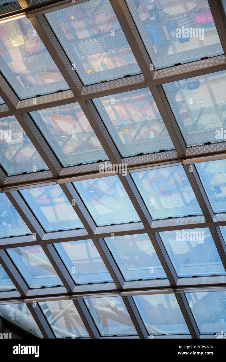 Vue sur le ciel et les reflets à travers les fenêtres du toit de verre de l'aéroport, Singapour Banque D'Images