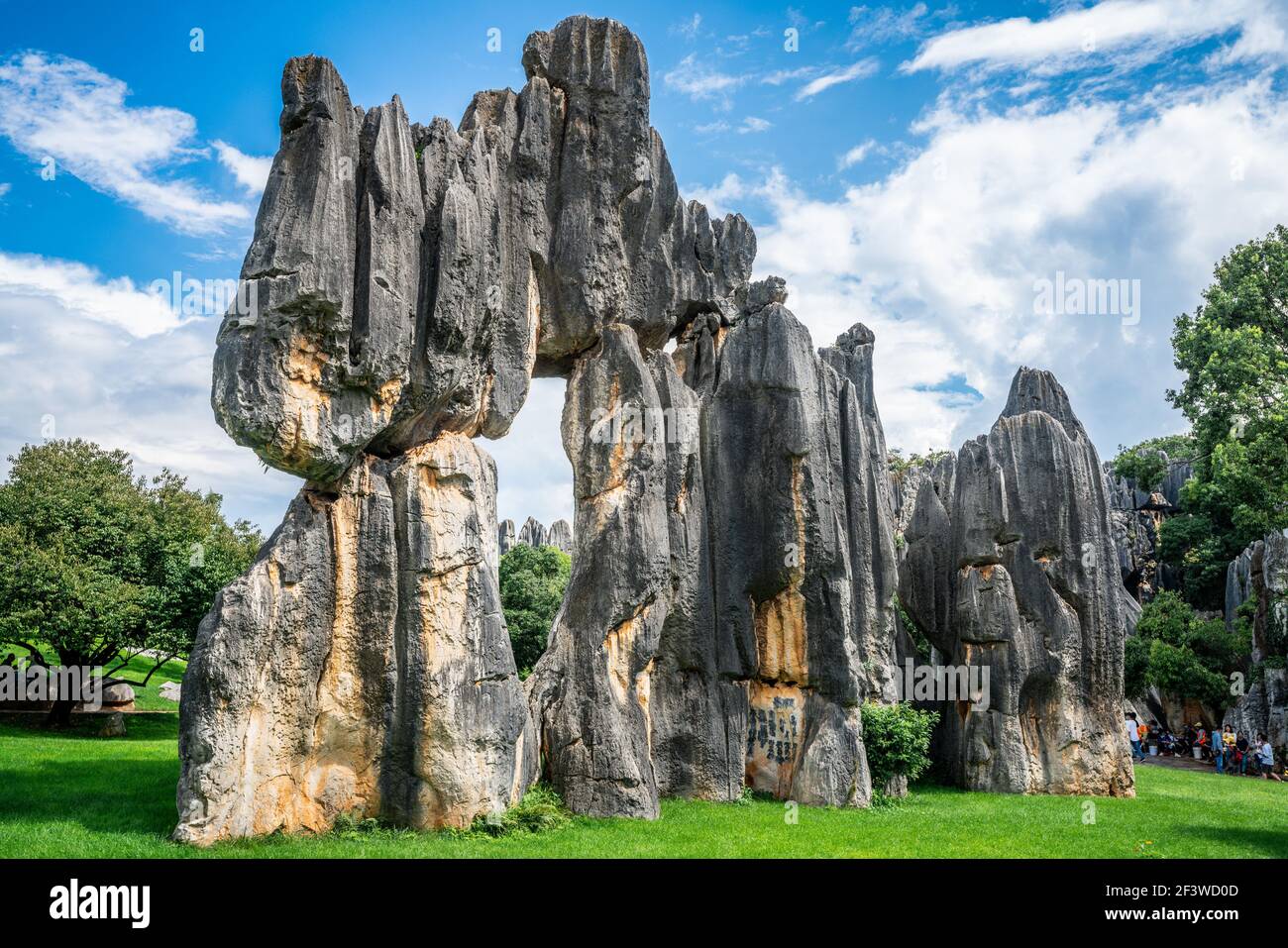 Forêt de pierre de Shilin la plus célèbre roche appelée écran de pierre avec Trou et ciel bleu dans le Yunnan Chine Banque D'Images
