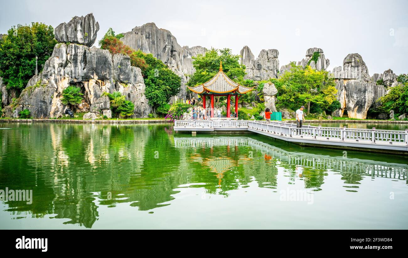 Kunming China , 4 octobre 2020 : Lac de Lianhua avec des gens de chemin et un petit pavillon et réflexion d'eau karstique à la forêt Shilin Stone Yunnan Chine Banque D'Images