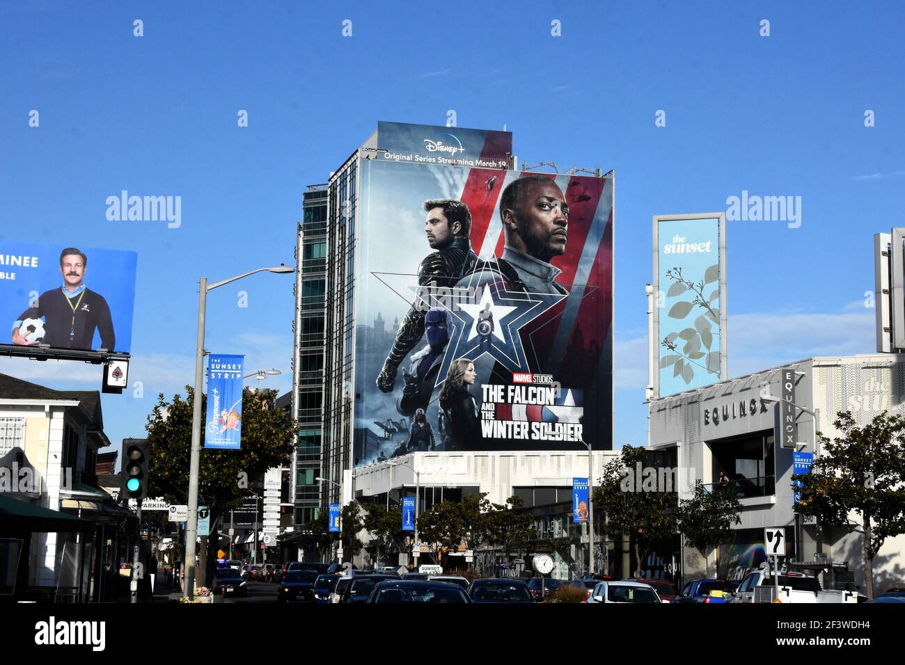 Los Angeles, Californie, États-Unis 17 mars 2021 UNE vue générale de l'atmosphère de Disney Marvel Studios 'le soldat et le soldat d'hiver' Billboard sur Sunset Blvd pendant la pandémie de coronavirus Covid-19 le 17 mars 2021 à Los Angeles, Californie, États-Unis. Photo par Barry King/Alay stock photo Banque D'Images