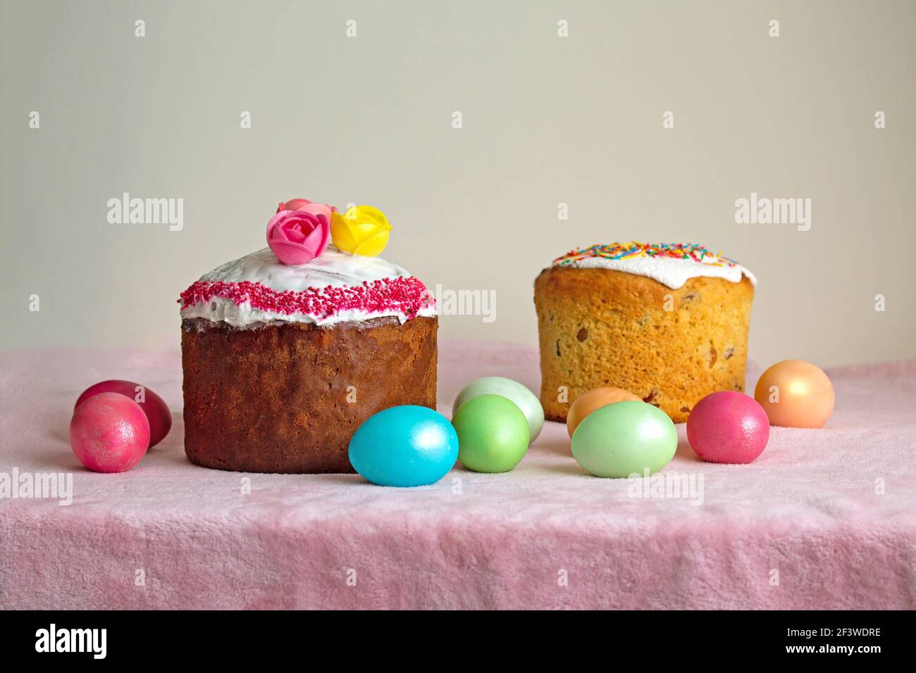 Gateau De Paques Traditionnel Slave Decore De Saupoudres œufs De Poulet De Couleur Evenement De Celebration Du Printemps Photo Stock Alamy
