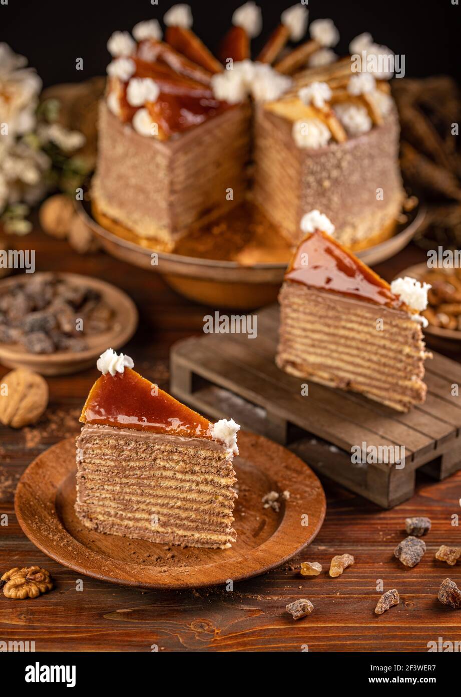 Deux morceaux de gâteau au chocolat Dobosh sur fond en bois Banque D'Images