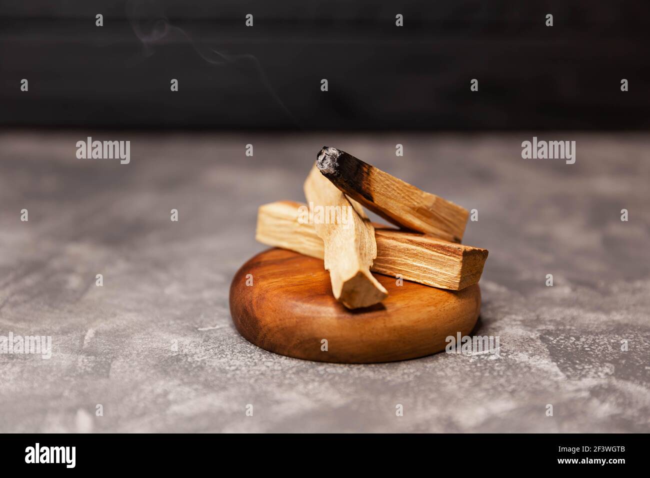 Bâtonnets épars de Palo Santo. Encens organiques d'arbres saints Banque D'Images