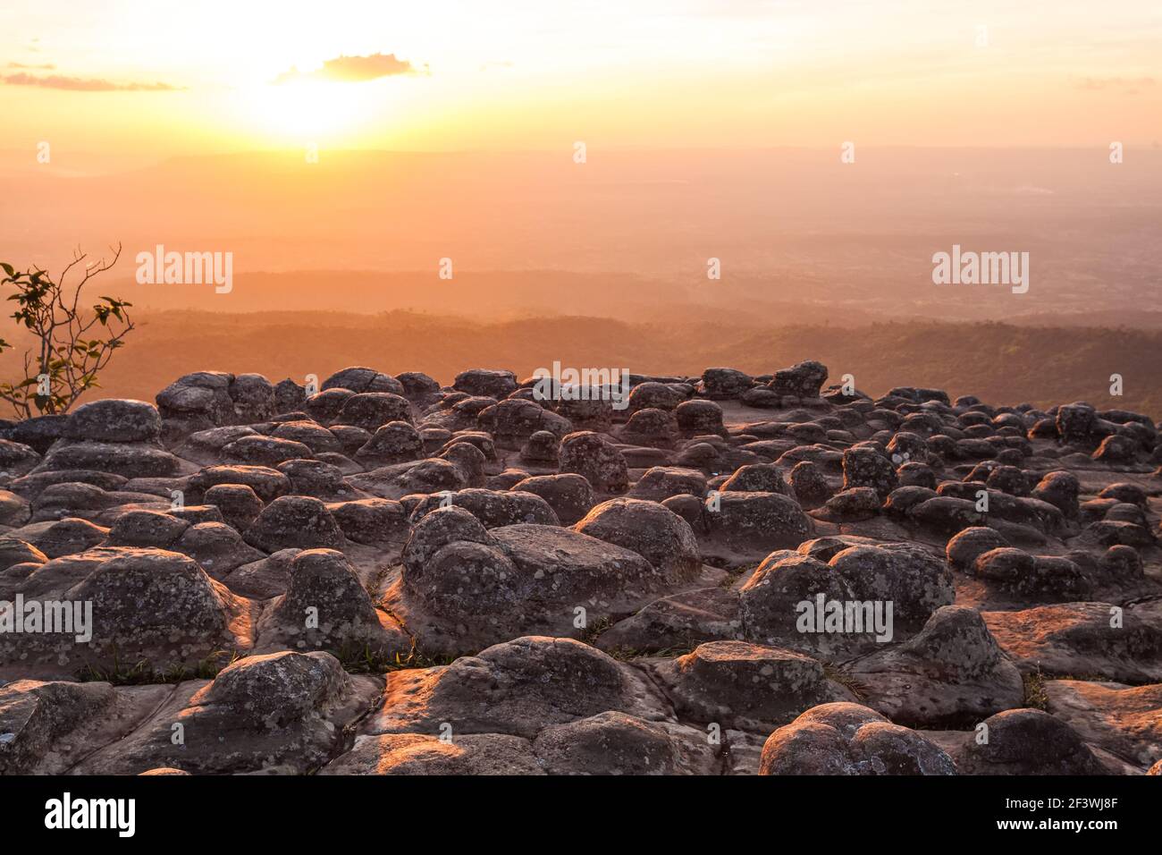 Silhouette de coucher de soleil et de lumière à la montagne nommée LAN Hin Poom au parc national de Phu Hin Rong KLA, province de Phitsanulok, Thaïlande Banque D'Images