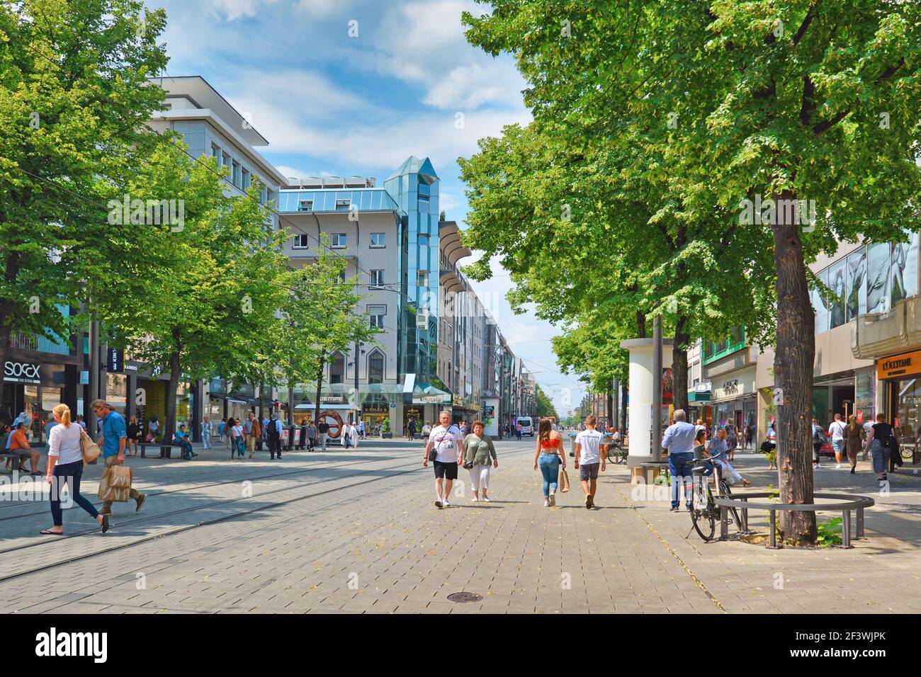 Mannheim, Allemagne - juillet 2019: Personnes marchant dans le centre-ville de Mannheim avec des gens et des magasins divers le chaud jour d'été Banque D'Images