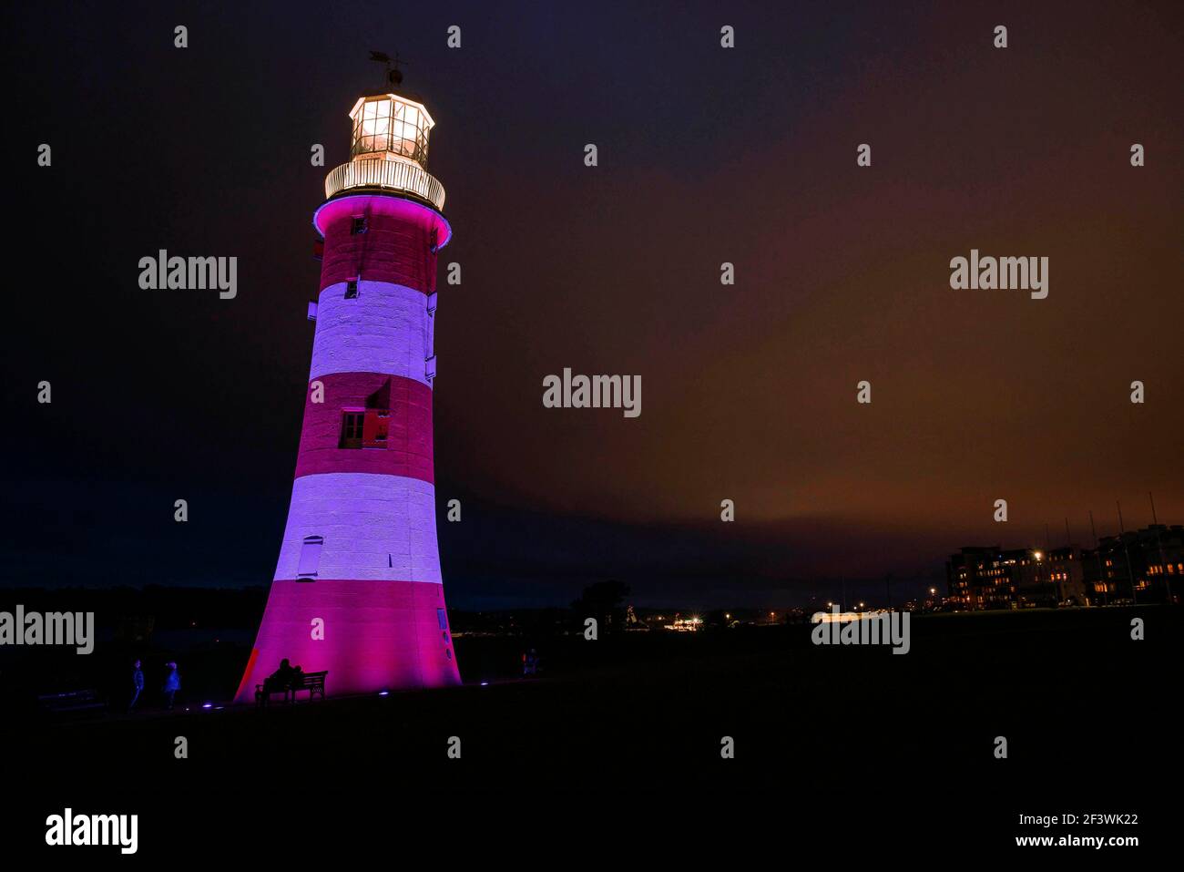 USAGE ÉDITORIAL SEULE la Tour Smeaton de Plymouth est illuminée en violet par le Bureau de la statistique nationale pour souligner le jour du recensement 2021, qui se tient le dimanche 21 mars. Date d'émission : jeudi 18 mars 2021. Banque D'Images