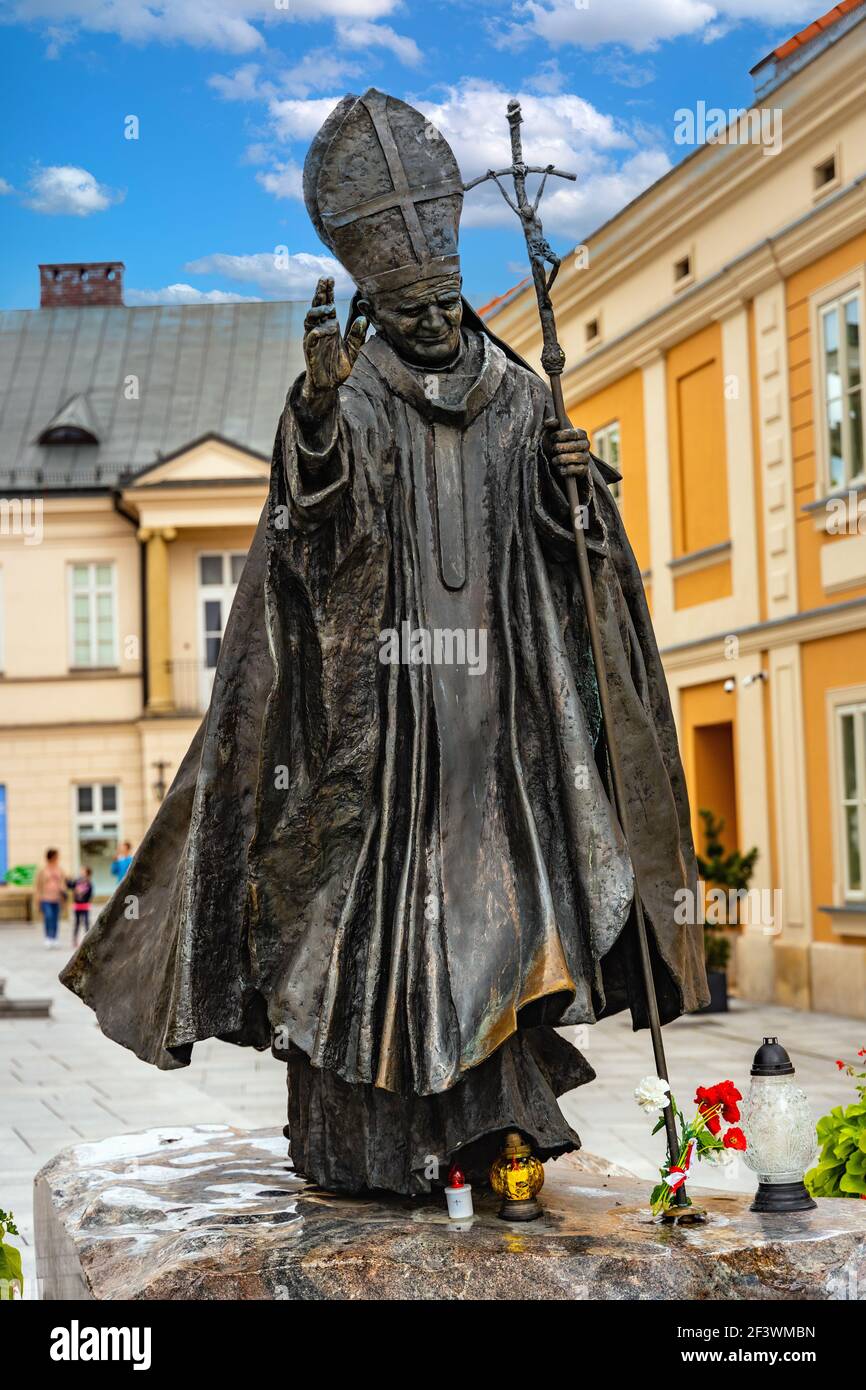 Wadowice, Pologne - 27 août 2020 : statue du Pape Jean-Paul II par le sculpteur Maksymilian Biskupski devant la basilique papale sur la place du marché à Wadowice Banque D'Images