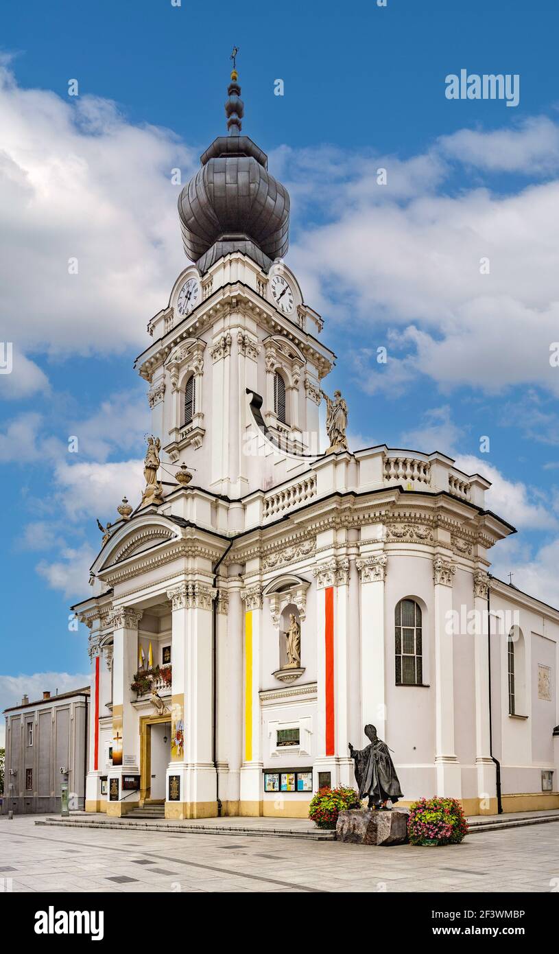 Wadowice, Pologne - 27 août 2020 : basilique papale de la présentation du Bienheureux Vergin Mary sur la place du marché de Rynek, connue sous le nom de place du Pape Jean-Paul II Banque D'Images