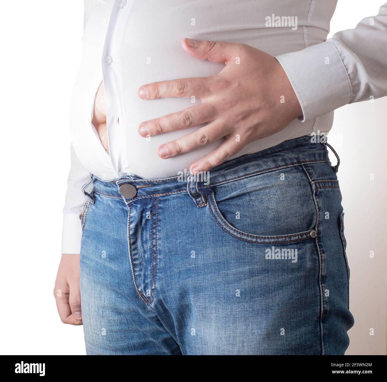 Gros homme dans une chemise blanche serrée avec un gros ventre. Le concept  de la mauvaise digestion de la nourriture, ballonnements dans les employés  de bureau, indigestion Photo Stock - Alamy