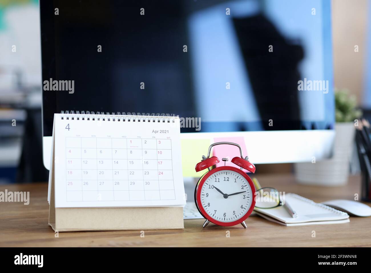Le calendrier d'avril 2021 est sur le bureau à côté de l'alarme horloge  Photo Stock - Alamy