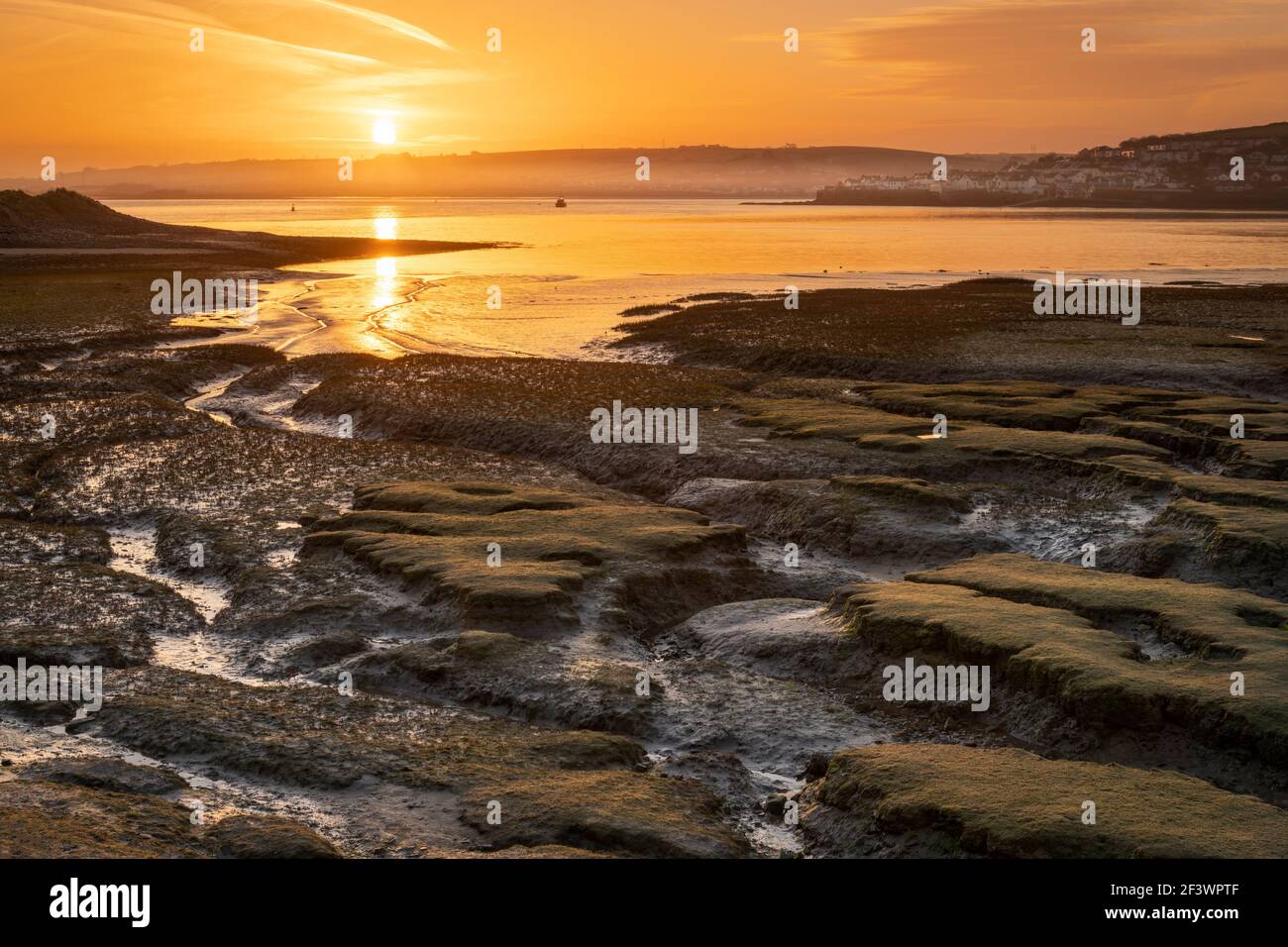 Northam Burrows près d'Appledore, North Devon, Angleterre. Jeudi 18 mars 2021. Météo Royaume-Uni. Après une nuit froide à North Devon, le soleil se lève sur l'estuaire de Northam Burrows, près du village côtier d'Appledore. Le Northam Burrows Country Park se trouve à l'extrémité ouest de l'estuaire de la Taw Torridge. Situé dans une zone d'une beauté naturelle exceptionnelle, le Burrows fait partie intégrante de la réserve de biosphère de l'UNESCO de North Devon et offre d'importantes aires d'alimentation pour l'hivernage des oiseaux. Crédit : Terry Mathews/Alay Live News Banque D'Images