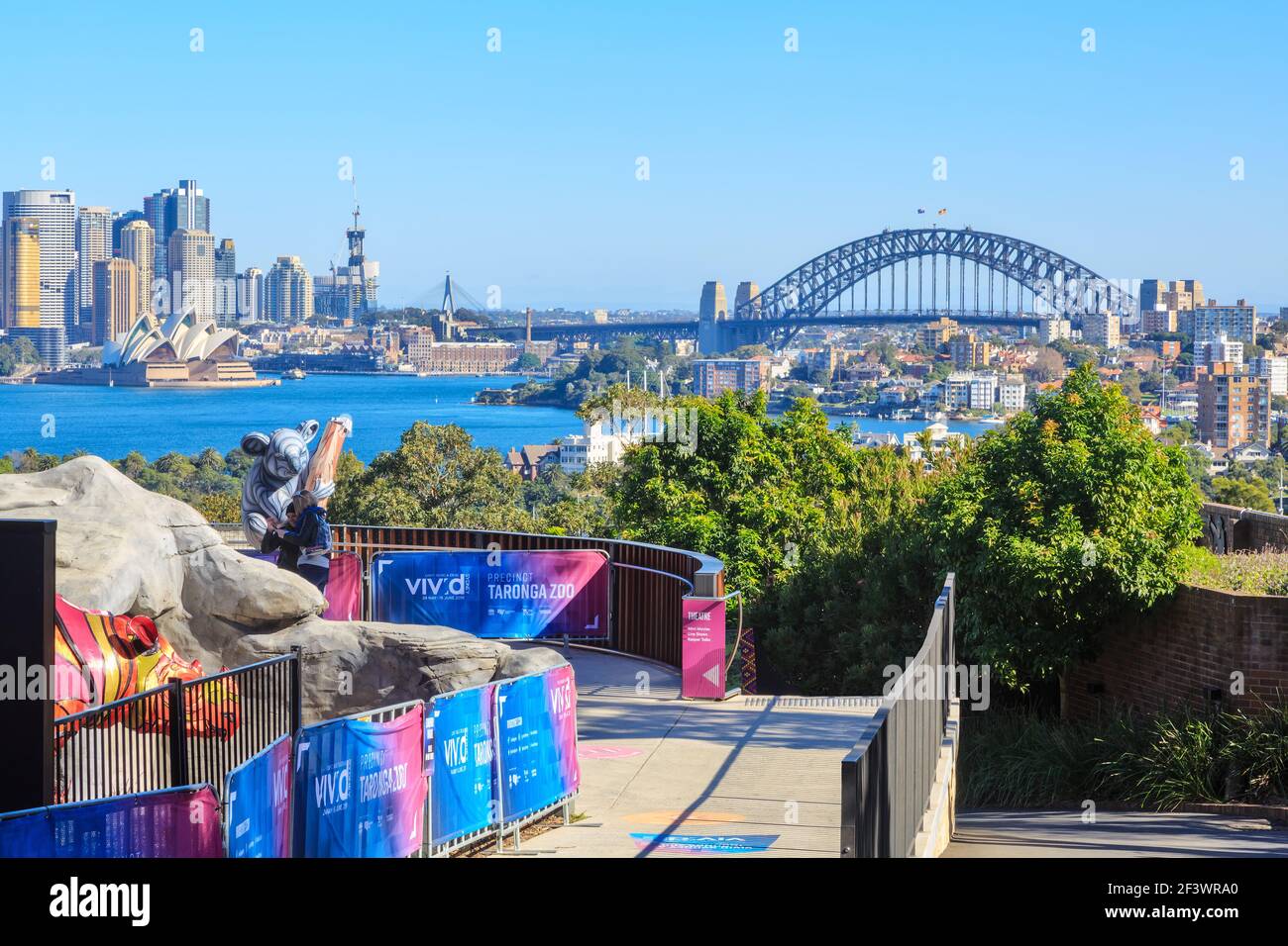 Sydney, Australie. Vue sur le pont du port de Sydney et l'opéra depuis le zoo de Taronga Banque D'Images