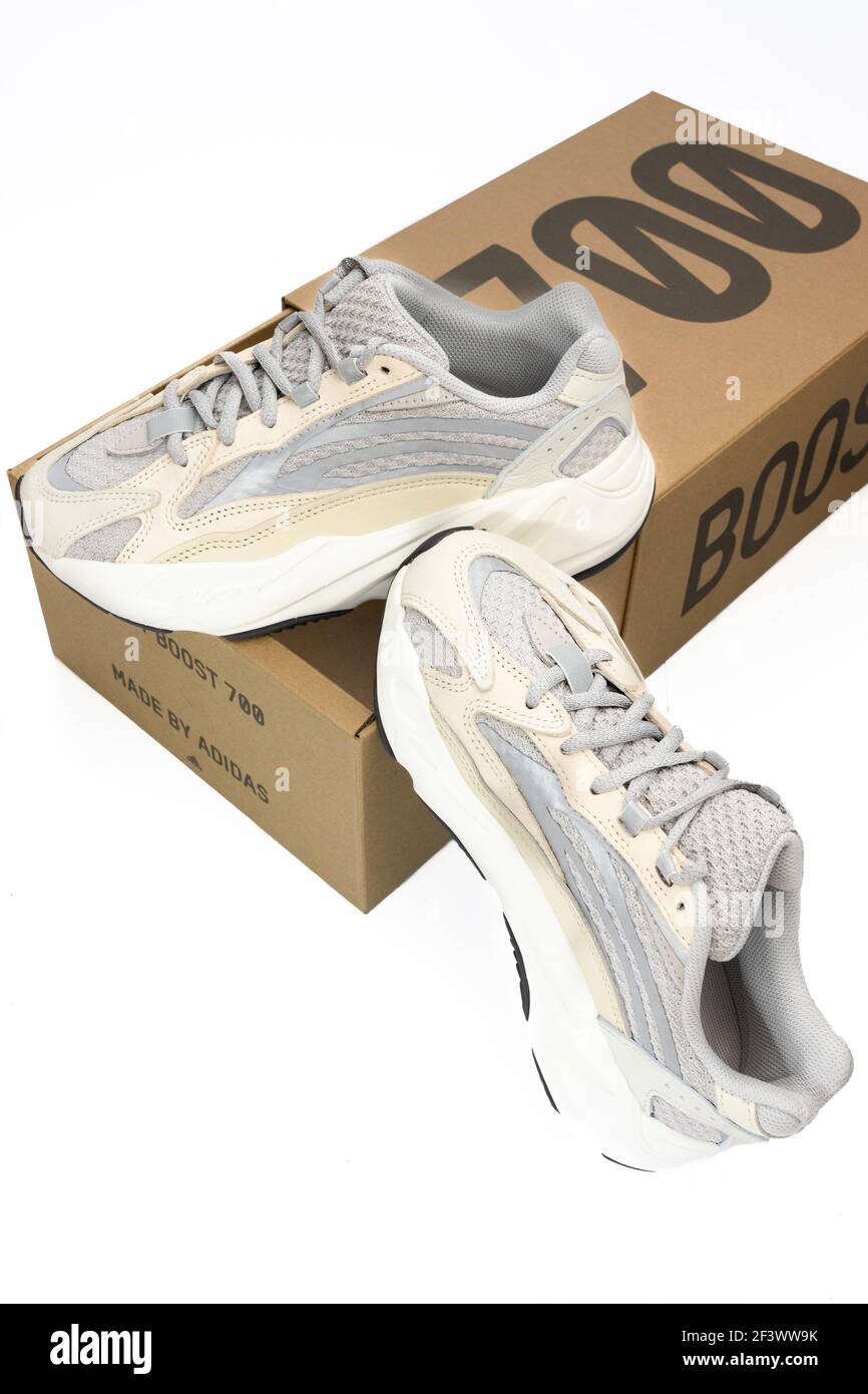 VARSOVIE, POLOGNE - 16 mars 2021: Adidas Yeezy Boost 700 V2 Cream. Sneakers Famous Limited Collection avec boîte. Chaussures de course à pied Adidas isolées sur un blanc Banque D'Images