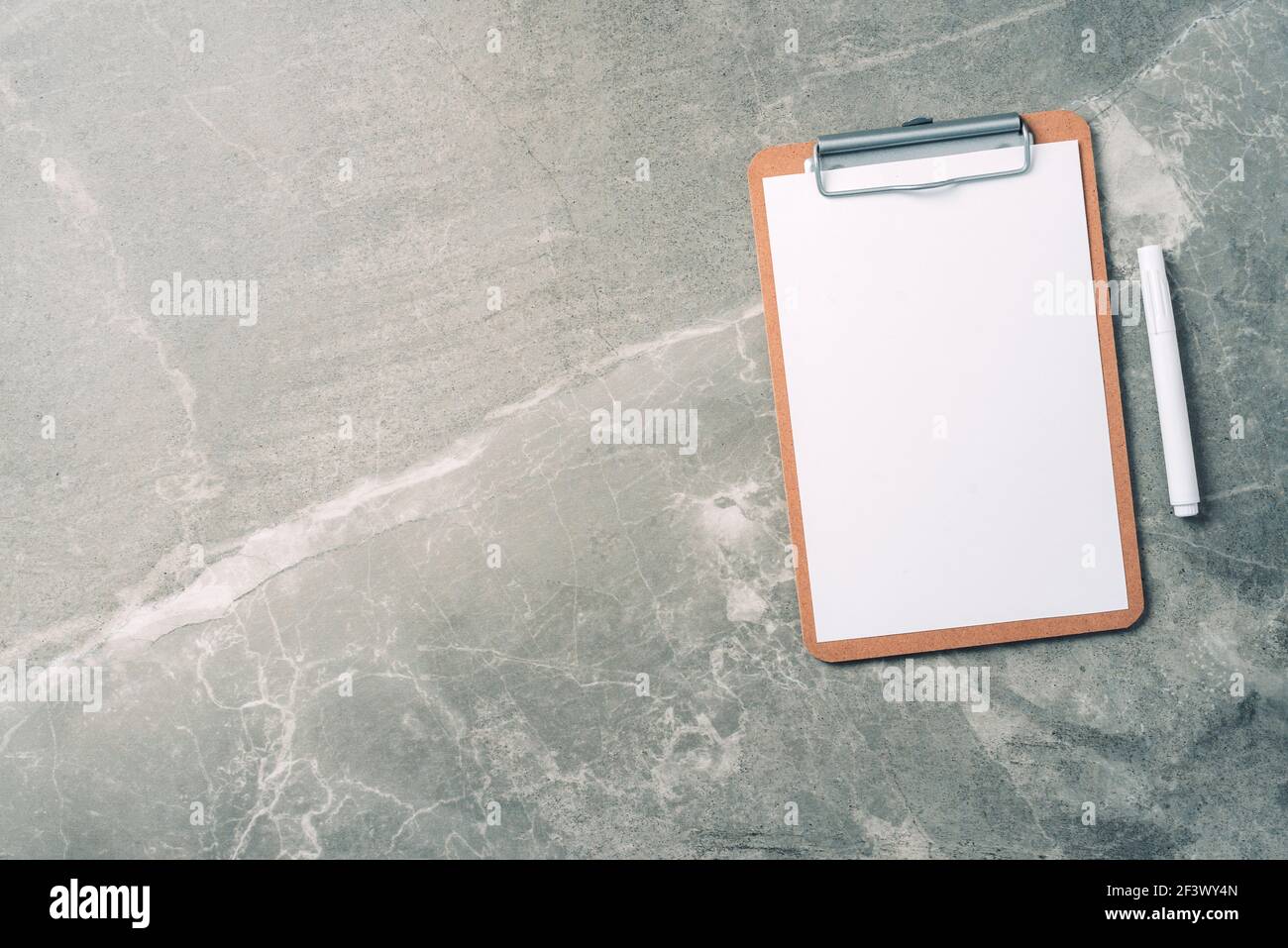 Vue de dessus du presse-papiers, du papier, du stylo sur fond de marbre avec espace de copie. Vue de dessus, espace de copie. Blogueur, concept d'entreprise féminine. Pose à plat. Féminin Banque D'Images