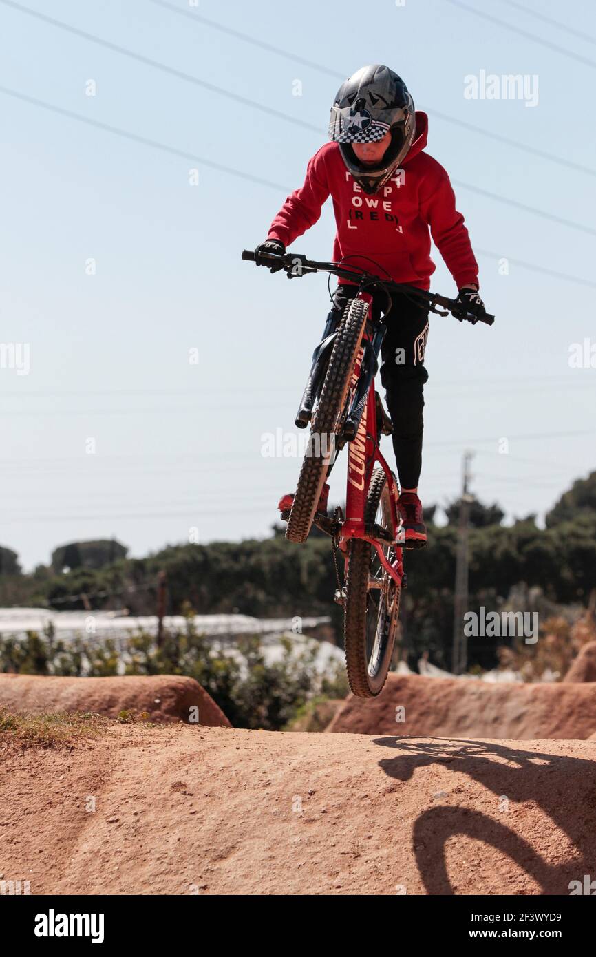 Vélo de montagne effectuant des sauts de terre au parc de vélo de la Poma près de Barcelone, Espagne Banque D'Images