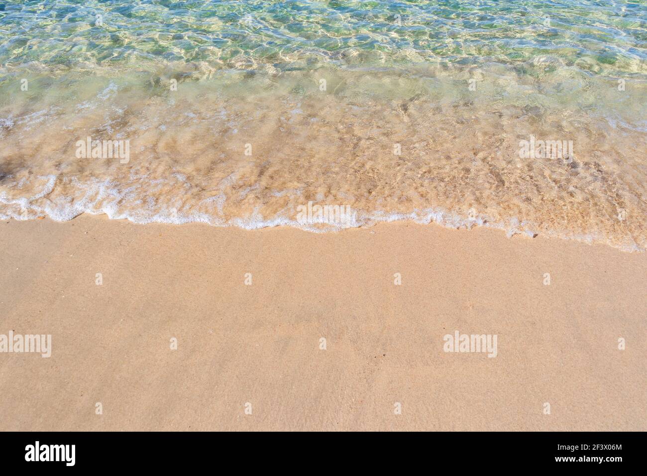 Bleu clair transparent été tropical beach water background Banque D'Images