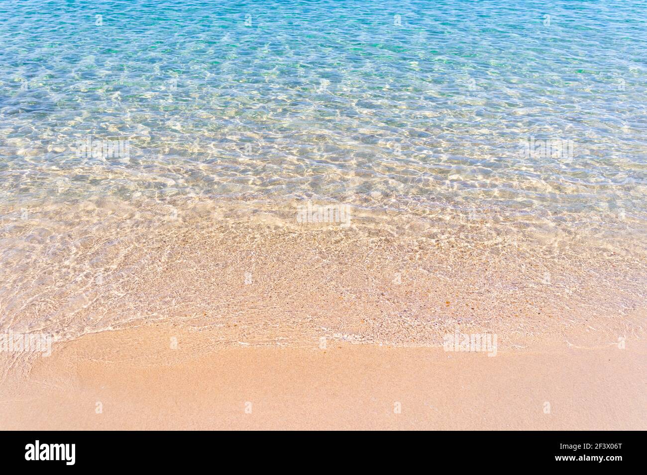 Bleu clair transparent été tropical beach water background Banque D'Images