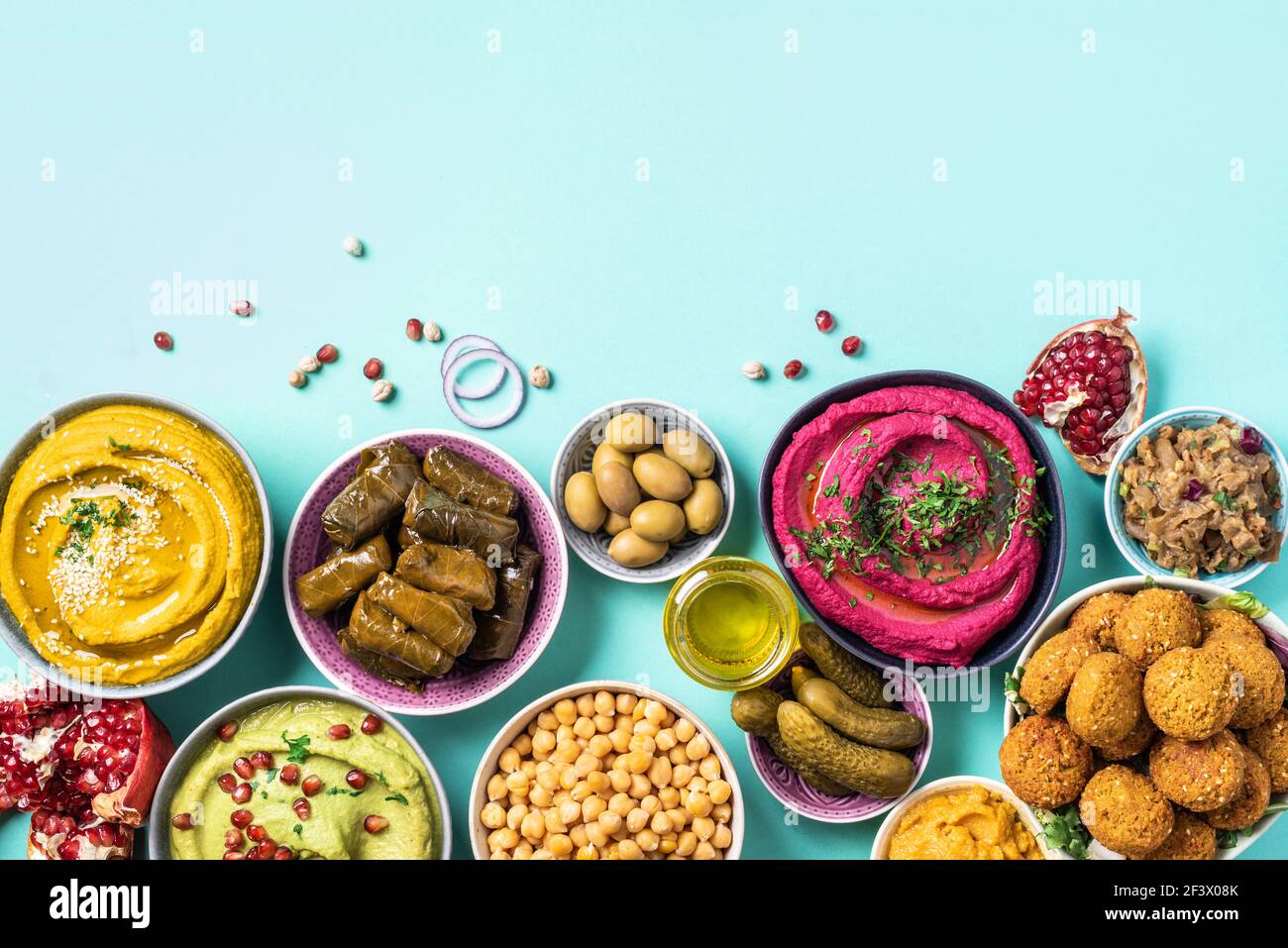 Concept de hors-d'œuvre méditerranéen. Cuisine traditionnelle arabe. Meze du Moyen-Orient avec pita, olives, houmous, dolma farci, boulettes de falafel, cornichons Banque D'Images