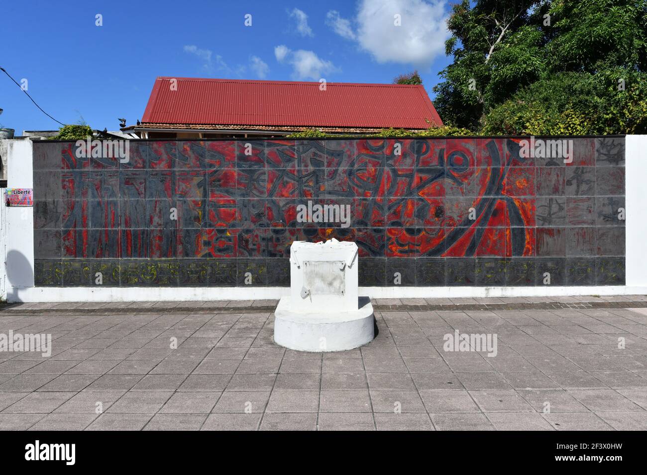 Martinique, Schoelcher, mercredi 27 janvier 2021 : base sur laquelle fut érigée la statue de Victor Schoelcher, mémorial de l'abolition de l'esclavage. La statue Banque D'Images