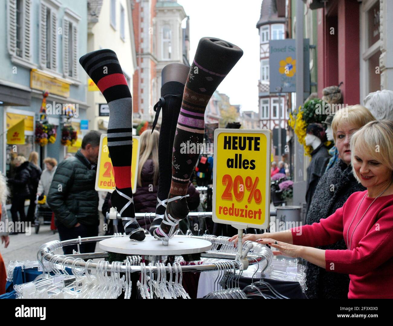 Lahr, Marktstraße: 2. Verkaufsoffener Sonntag der Werbegemeinschaft zur Chrysanthema mit Ständen. Banque D'Images