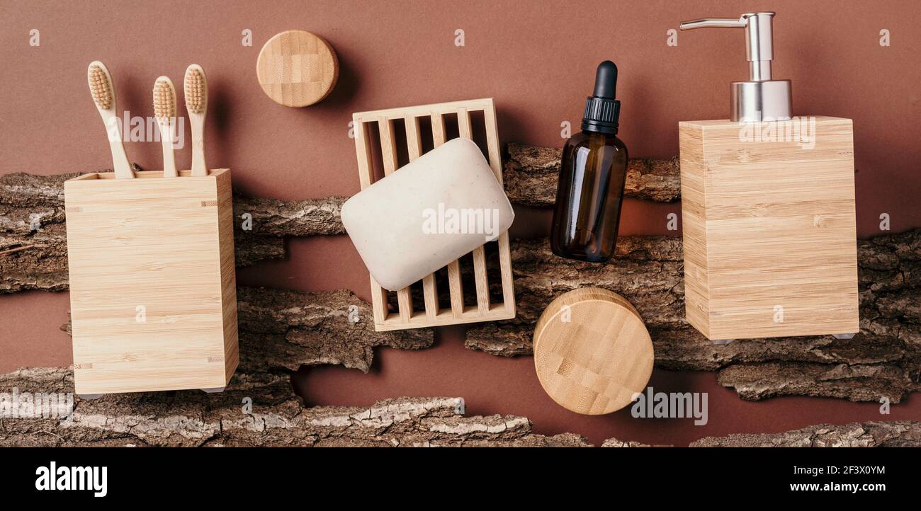 Accessoires de bain en bambou - porte-savon, distributeur de savon, brosse  à dents, shampooing sec biologique pour l'hygiène personnelle sur la  texture de l'écorce de bois. Copier l'espace. Haut Photo Stock -