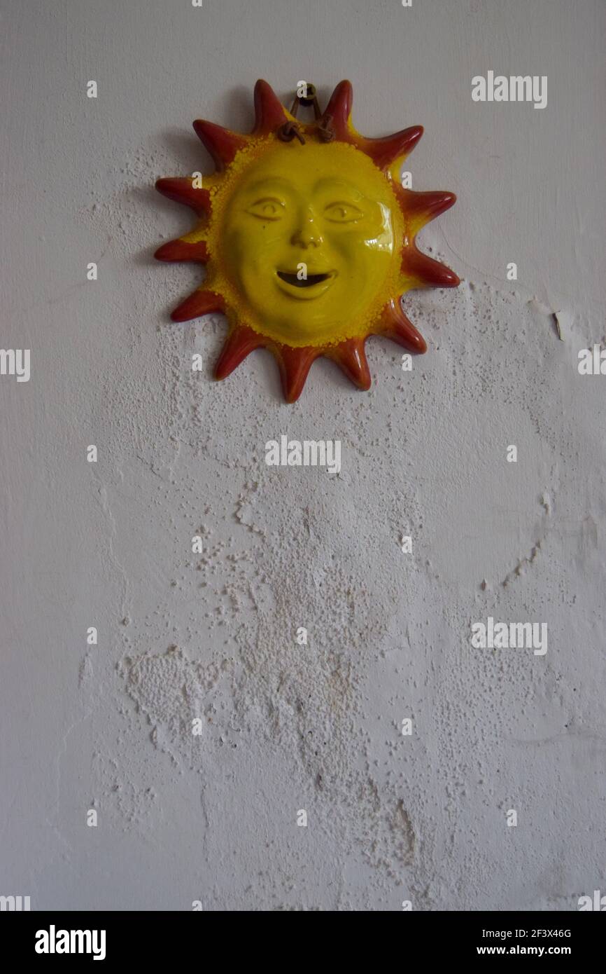 Soleil d'argile sur le mur Banque D'Images