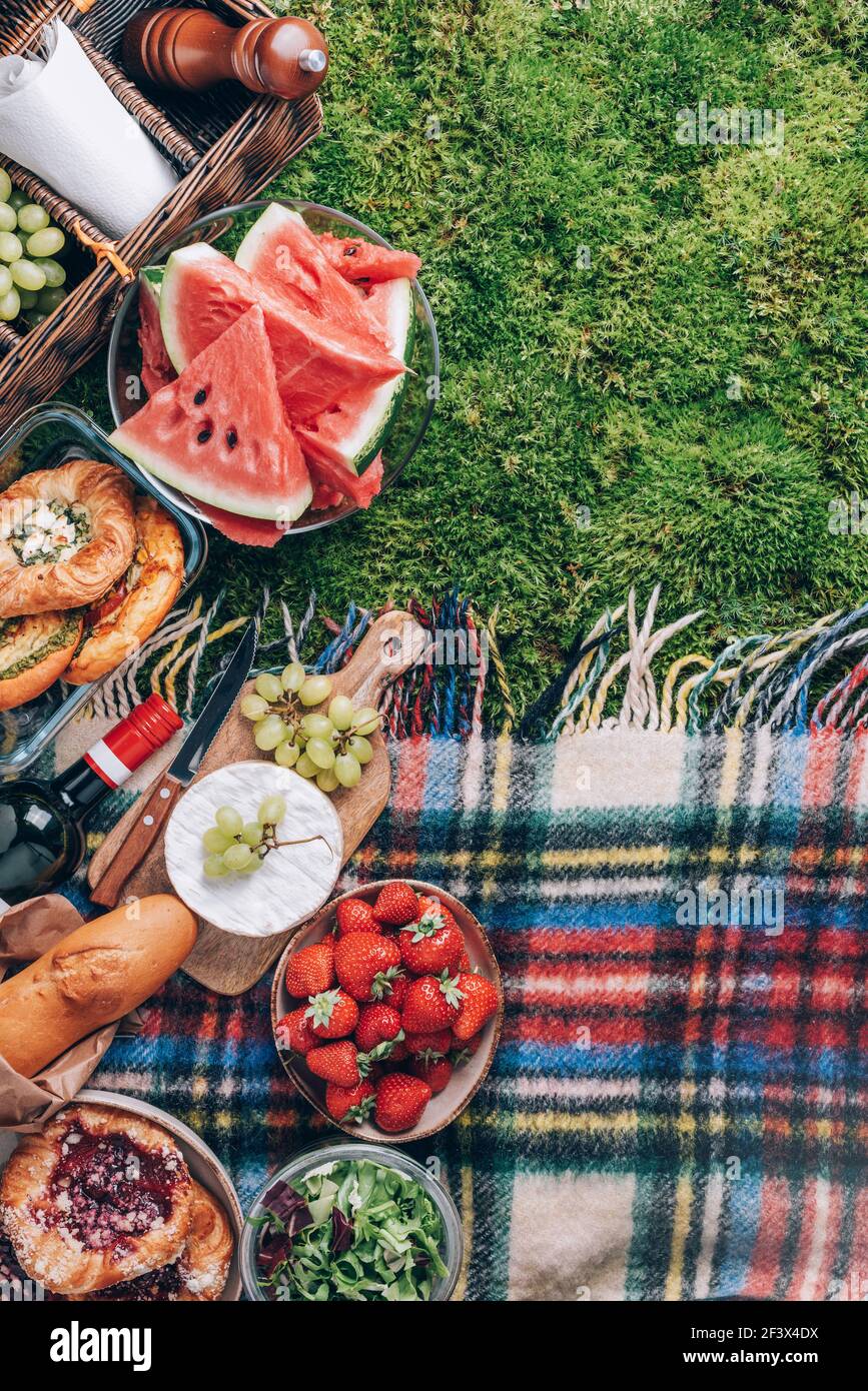 Panier De Pique Nique Avec Nourriture Saine Accessoires Pique Nique D Ete Avec Gateau Fruits Fromage Vin Et En Cas Sur Fond Vert Vue De Dessus Photo Stock Alamy