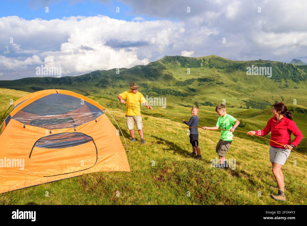 La configuration de la tente pour une nuitée dans les montagnes Banque D'Images