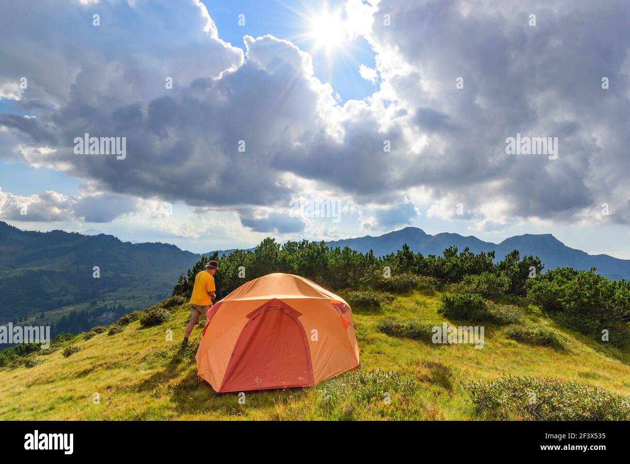 La configuration de la tente pour une nuitée dans les montagnes Banque D'Images