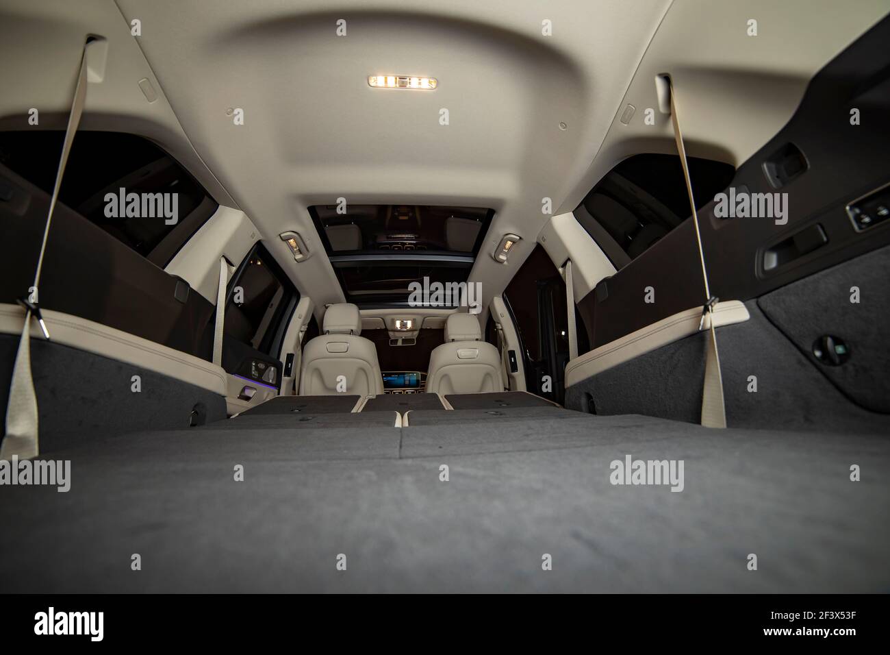 moscou, russie - 24 décembre 2019: La rangée arrière des sièges repliés dans plat flor. Intérieur vide de berline SUV Premium Mercedes classe GLS en tournage de nuit. Banque D'Images