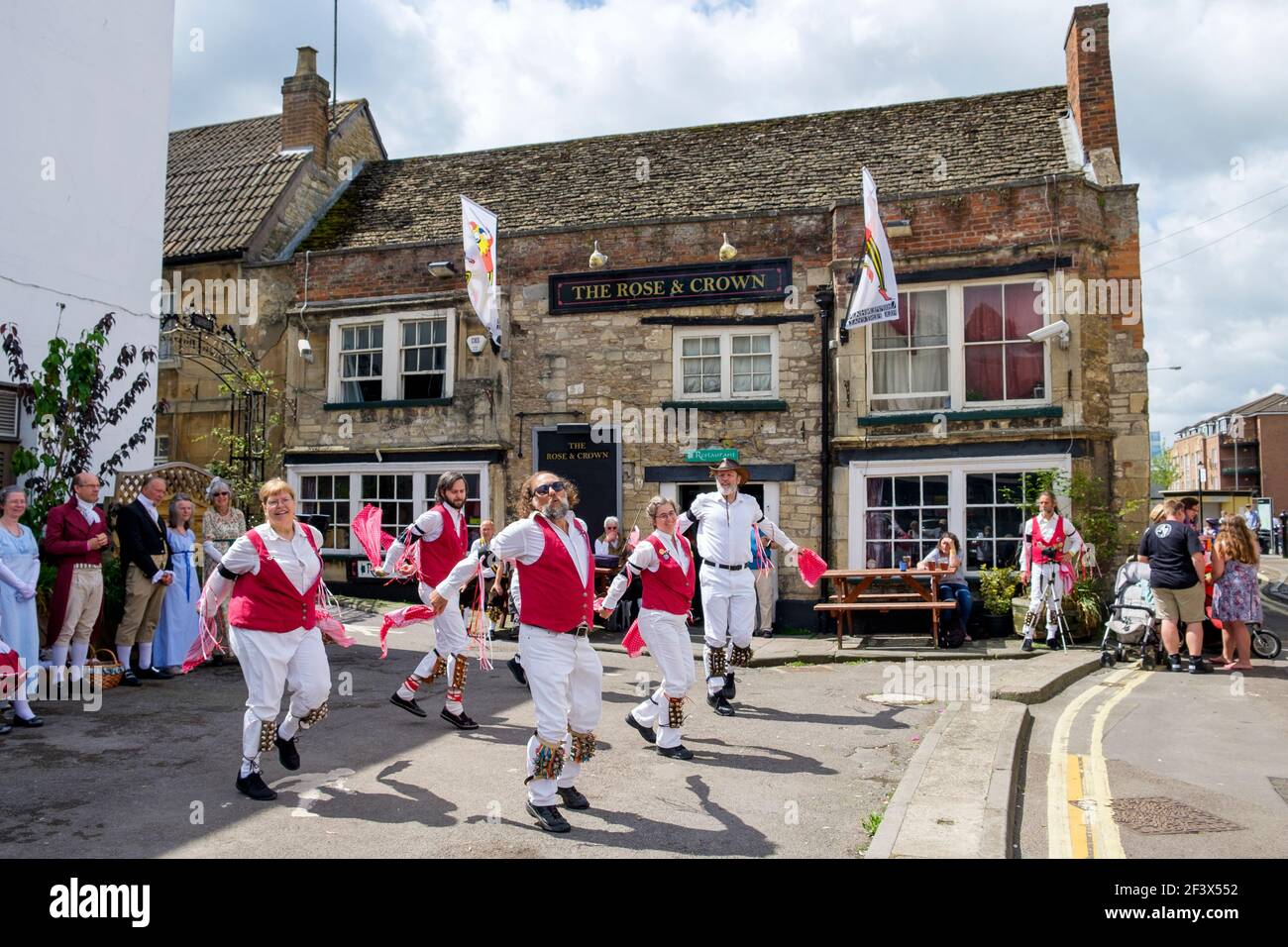 Hankies Gone awry Morris danseurs de Californie Etats-Unis sont photographiés le jour d'ouverture du festival folklorique Chippenham 2019.Chippenham Wiltshire 25/5/19 Banque D'Images