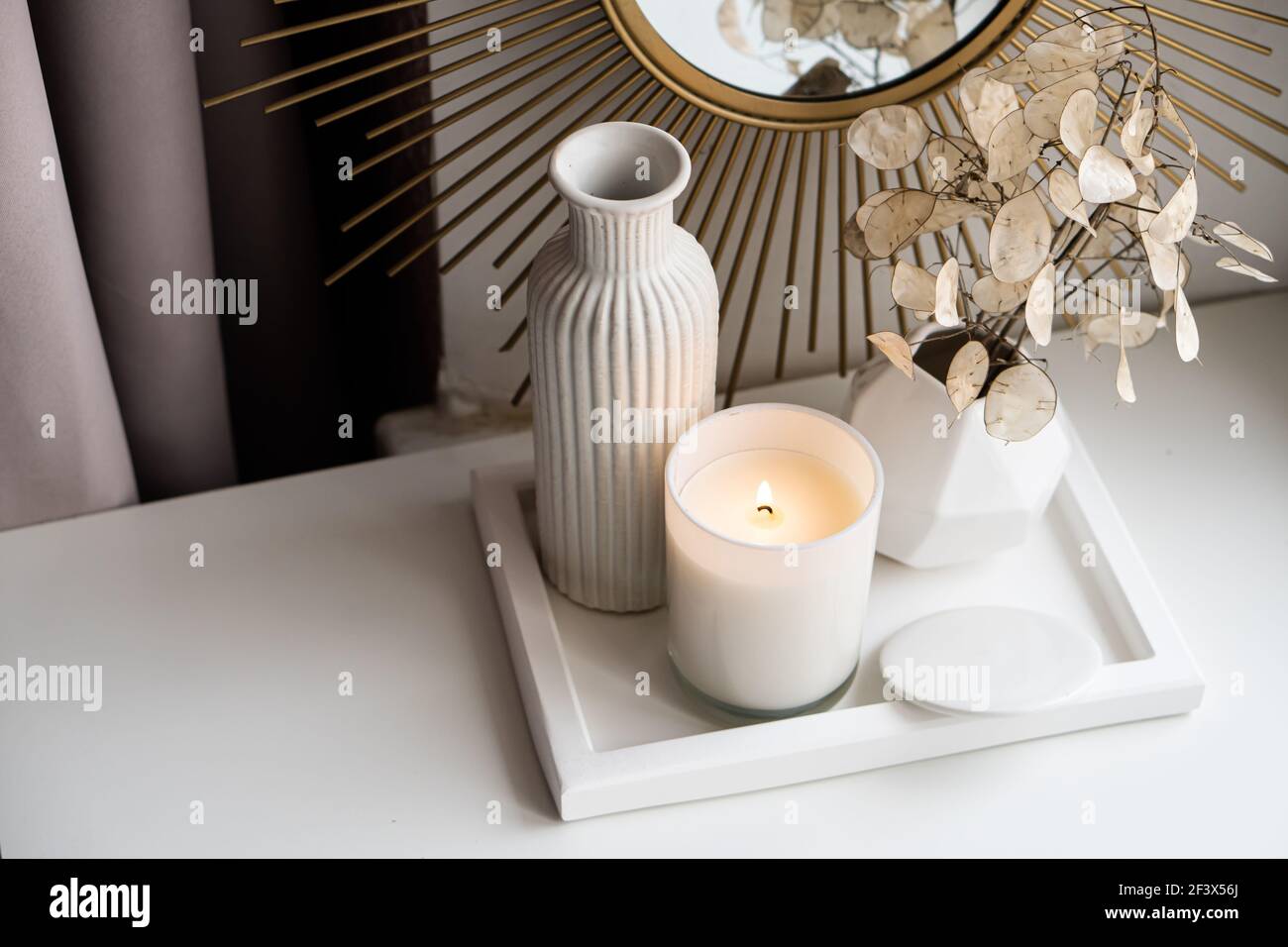 Luxueux plateau blanc décoration, décoration intérieure maison avec bougie  Photo Stock - Alamy