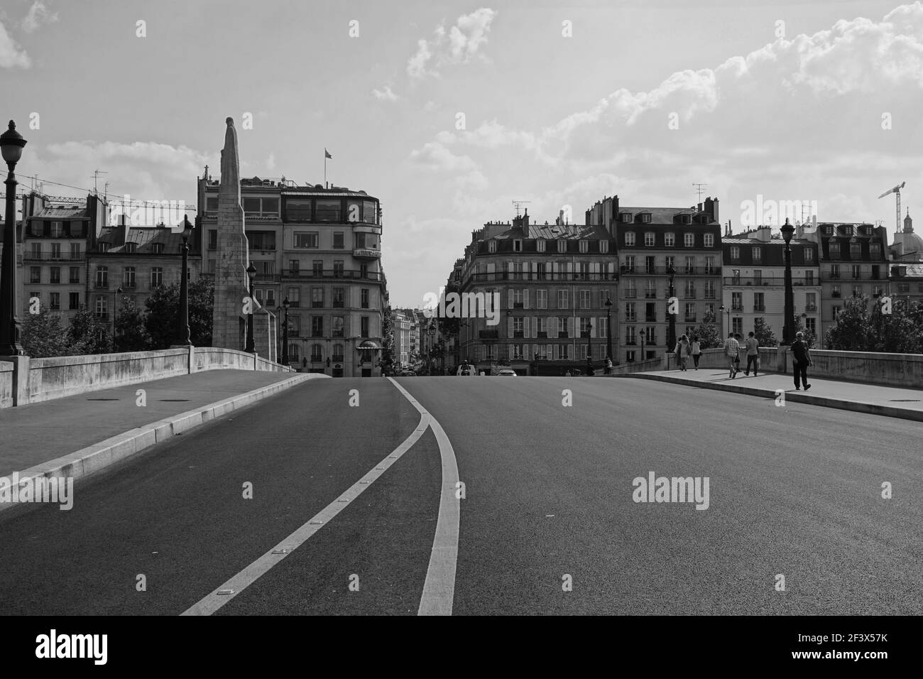 Paris, France - 9 juillet 2013 : vue grand angle d'un pont à Paris France en noir et blanc Banque D'Images