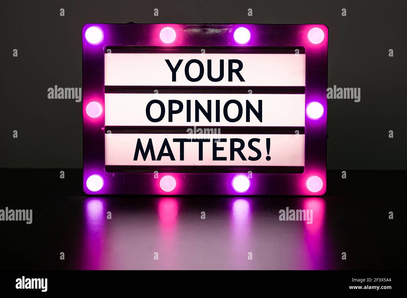 Visionneuse avec des lumières roses avec des mots - votre opinion compte! Banque D'Images
