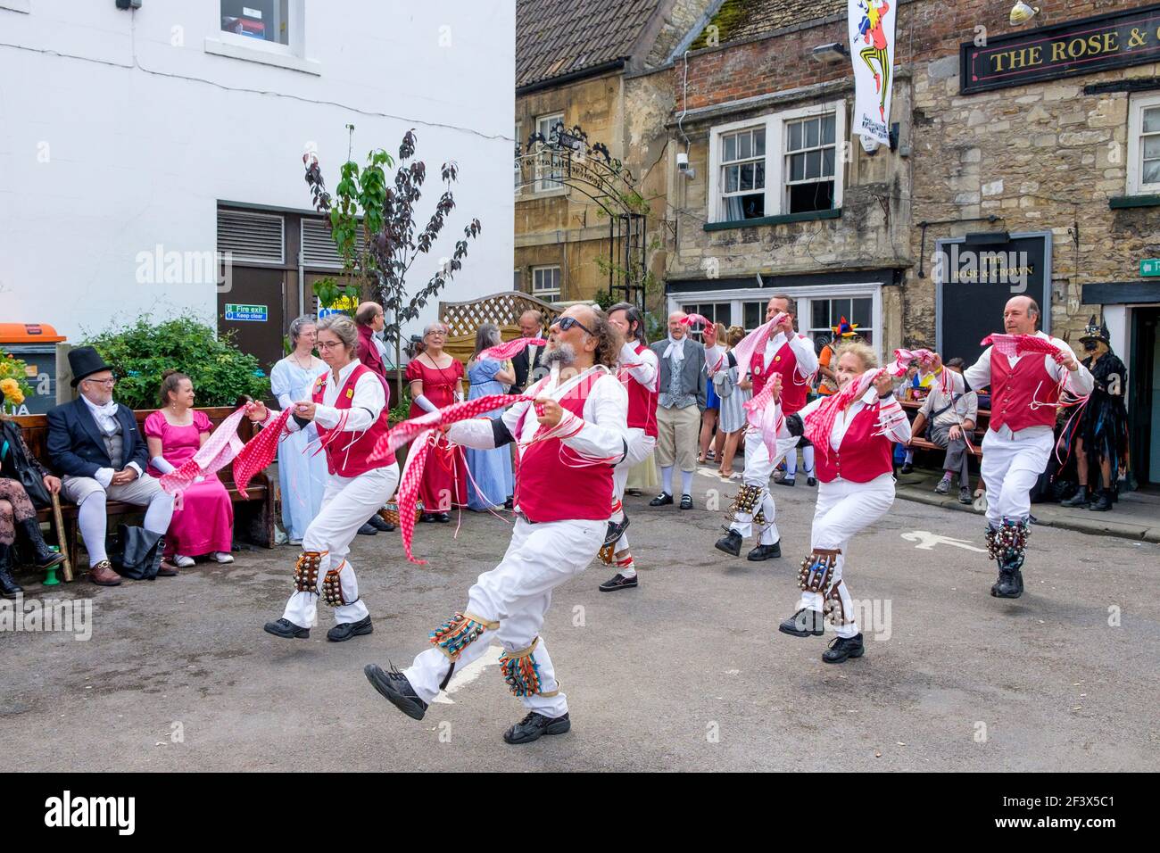 Hankies Gone awry Morris danseurs de Californie Etats-Unis sont photographiés le jour d'ouverture du festival folklorique Chippenham 2019.Chippenham Wiltshire 25/5/19 Banque D'Images