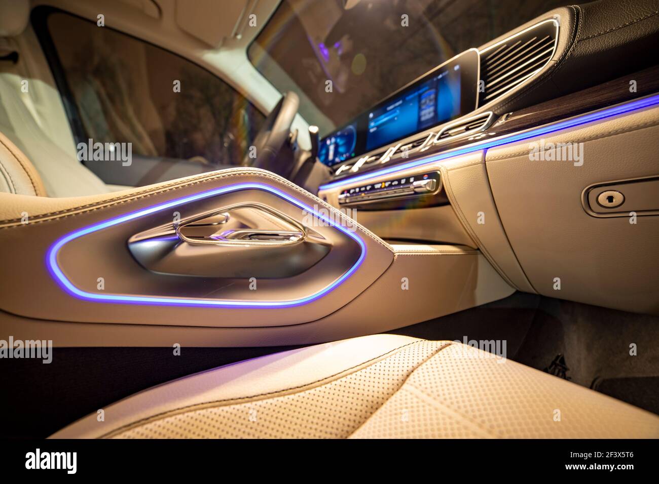 Moscou, Russie - 24 décembre 2019 : intérieur en cuir à LED couleur lilas  ambientlight d'un SUV haut de gamme Mercedes classe GLS. Change de couleur.  Photo de nuit Photo Stock - Alamy