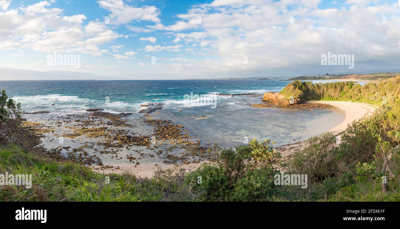 Vue vers le sud depuis Red Head à Bendalong sur l' Côte sud de la Nouvelle-Galles du Sud en Australie jusqu'à Bendalong (Inyadda) Plage et le village de Manyana au-delà Banque D'Images