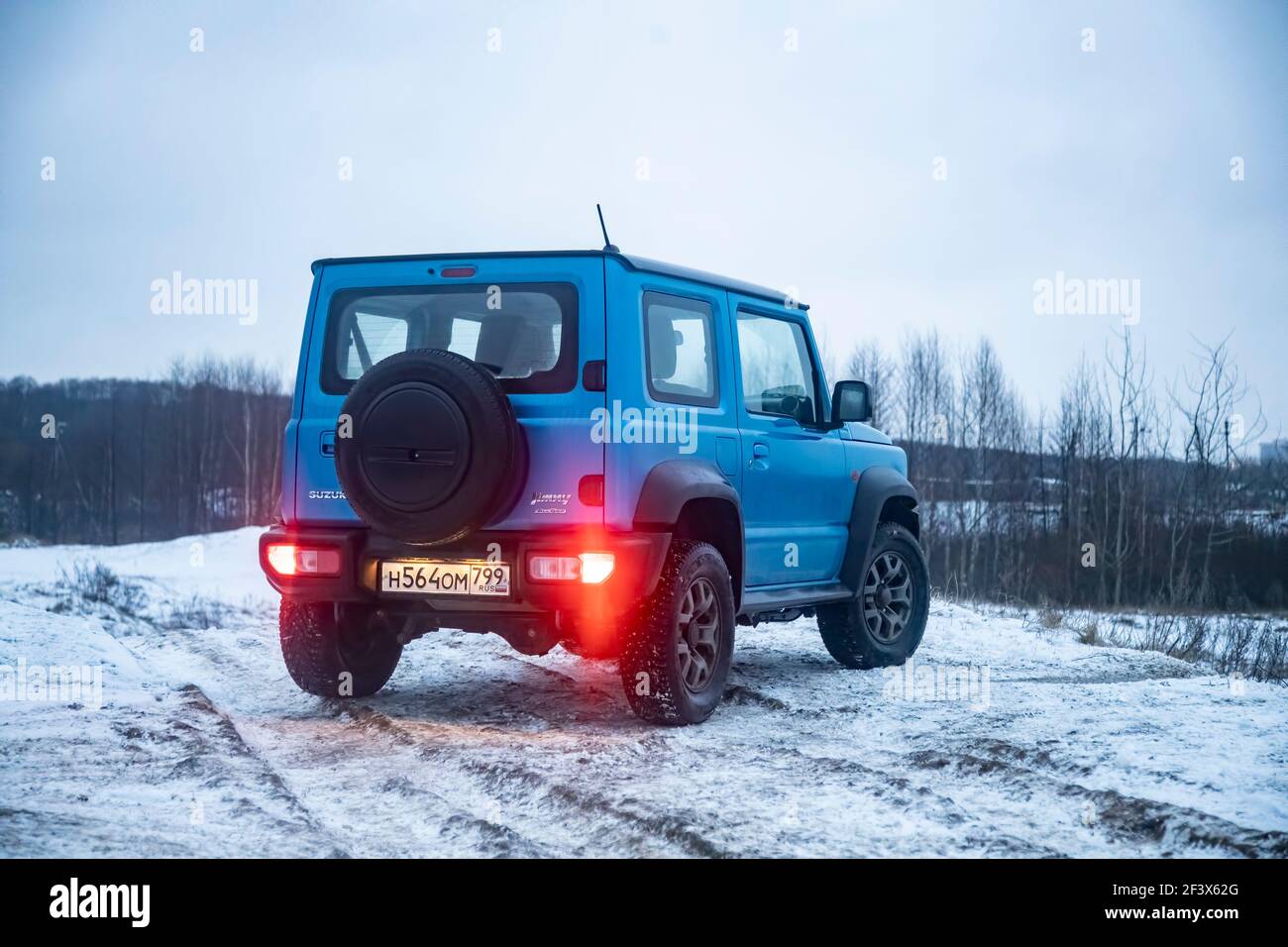 Moscou, Russie - 24 janvier 2020 : vue arrière du mini SUV Suzuki Jimny sur le paysage d'hiver. Banque D'Images