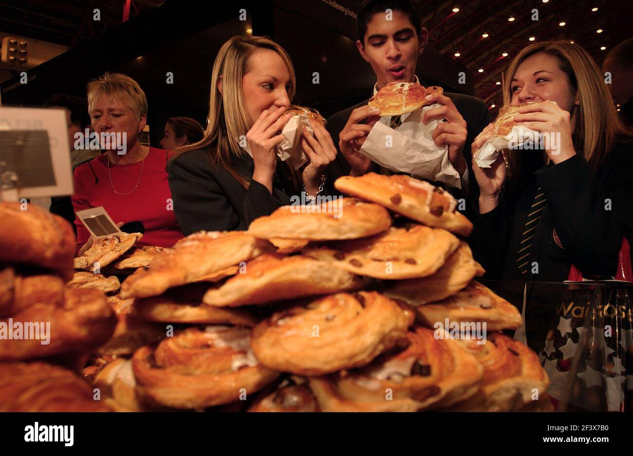 GÂTEAUX ET PÂTES AU BON SPECTACLE ALIMENTAIRE, EARLS CT.LONDON.10/12/04 PILSTON. Banque D'Images GÂTEAUX ET PÂTES AU BON SPECTACLE ALIMENTAIRE, EARLS CT.LONDON.10/12/04 PILSTON. Banque D'Images