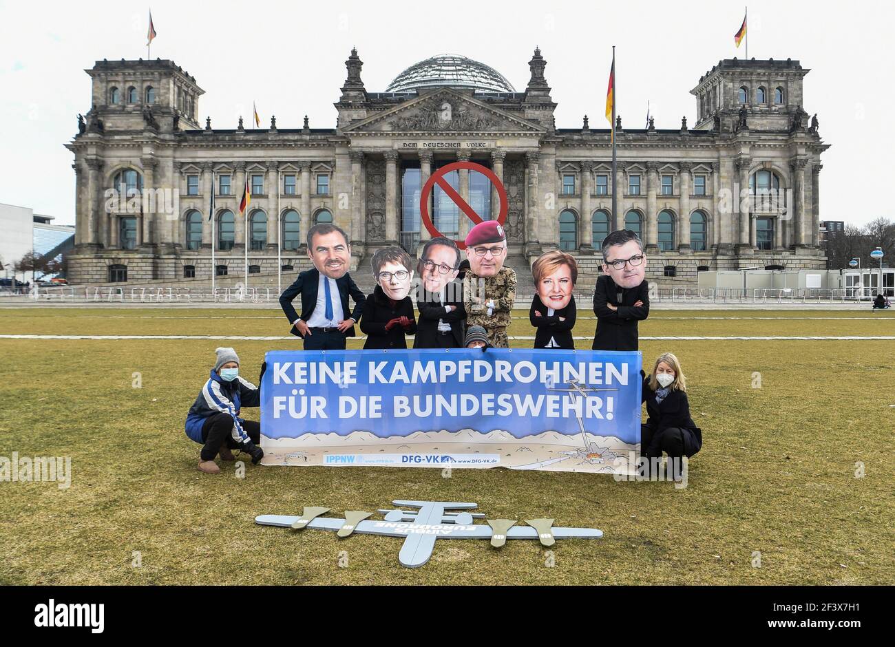 Berlin, Allemagne. 18 mars 2021. Les manifestants ont un panneau portant l'inscription « pas de drones de combat pour la Bundeswehr ». Les organisations IPPNW et DFG-VK manifestent sur la pelouse devant le bâtiment du Reichstag contre l'acquisition de l'Airbus armé « Eurodrone » pour la Bundeswehr et l'entrée de l'Allemagne dans la guerre des drones. Le 24 mars, le Bundestag allemand votera sur l'acquisition du drone. Credit: Kira Hofmann/dpa-Zentralbild/ZB/dpa/Alay Live News Banque D'Images