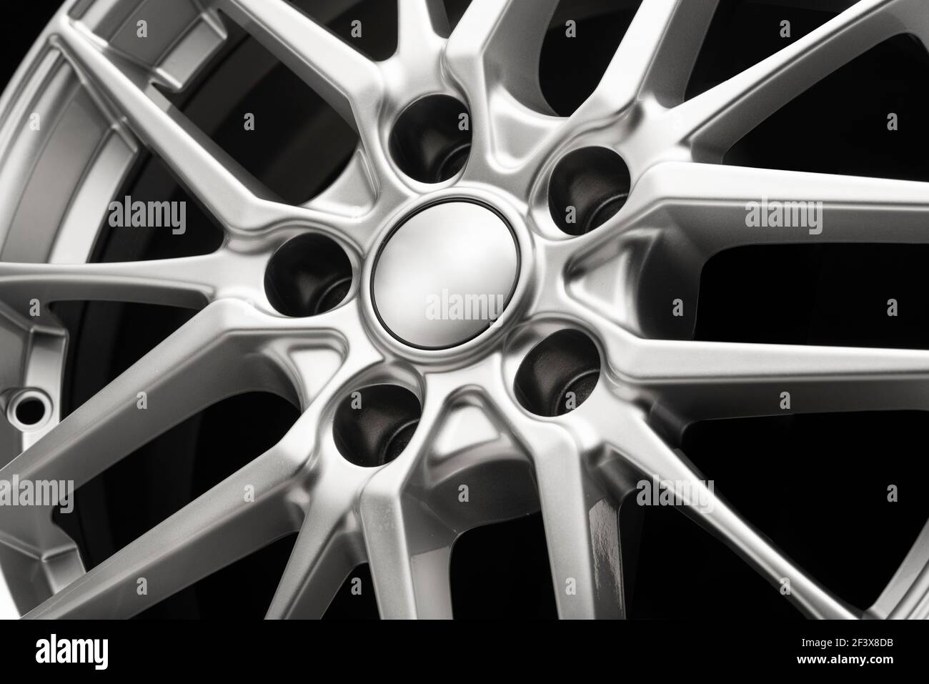 magnifiques roues sport en alliage forgé de couleur argent, en gros plan sur la partie centrale et le couvercle. Banque D'Images