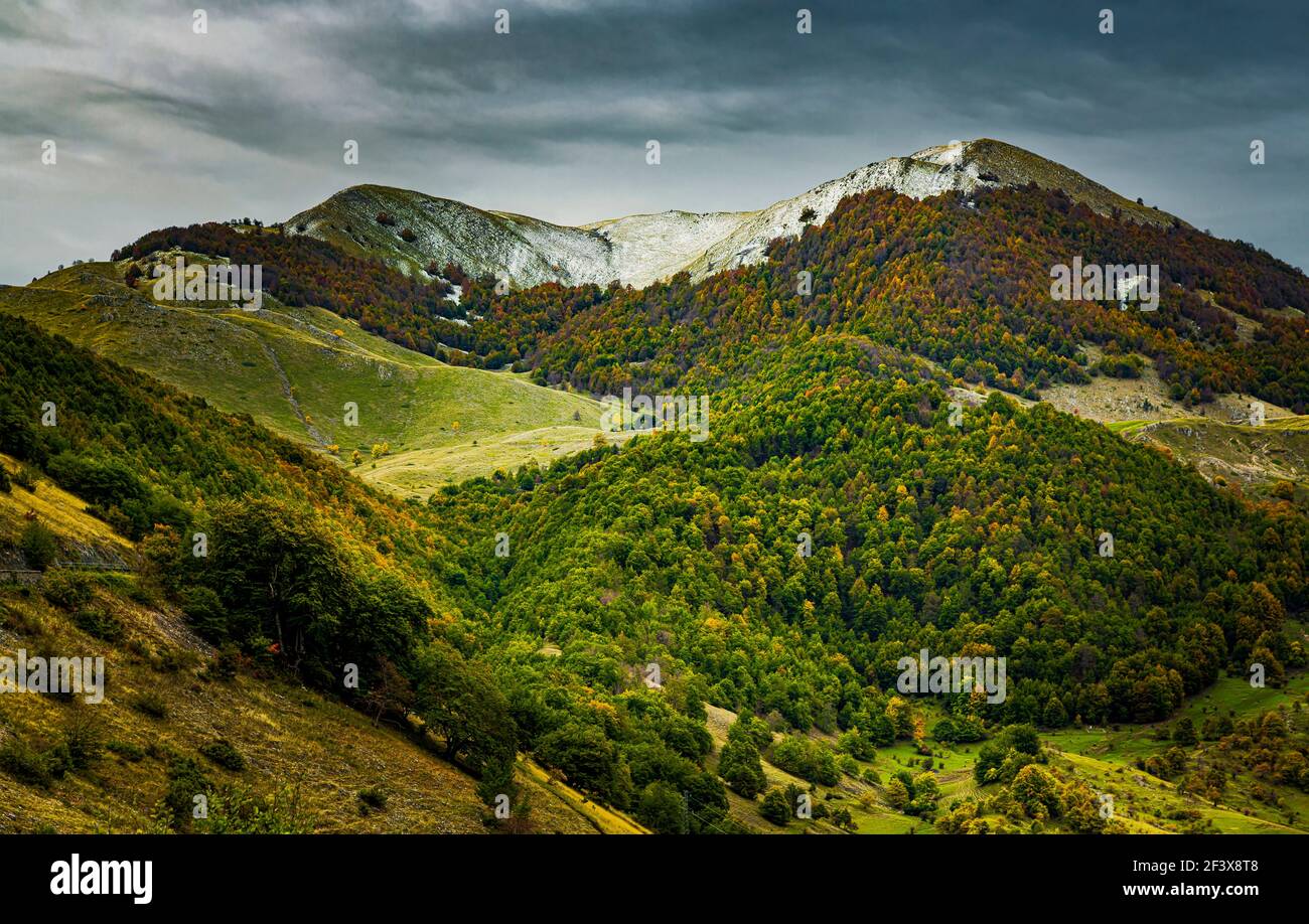 Paysage de montagne avec le sommet des montagnes couvertes par la première neige. Abruzzes Lazio et Molise National Park, Abruzzes, Italie, Europe Banque D'Images